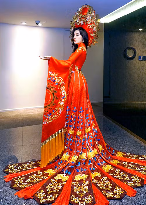 Bộ trang phục của Á hậu Huyền My nặng hơn 30 kg, với phần đuôi dài, được xẻ thành nhiều tà. Đây là sáng tạo của nhà thiết kế Ngô Nhật Huy dành riêng cho Huyền My. Chiếc mấn đội đầu được trang trí cầu kỳ, nặng gần 8 kg.