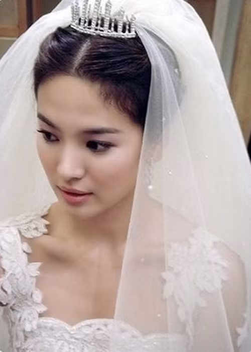 Là mỹ nhân không tuổi, Song Hye Kyo khiến fans ngất ngây mỗi lần diện váy cô dâu. Ảnh: Soompi