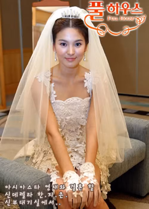 Trong bộ phim truyền hình “Ngôi nhà hạnh phúc” lên sóng năm 2004, Song Hye Kyo khéo chọn mẫu váy cưới phù hợp với chiều cao khiêm tốn của cô. Ảnh: Soompi