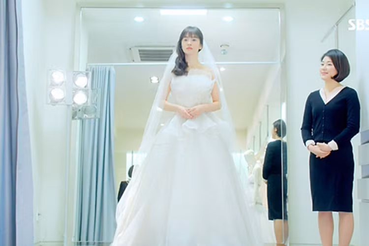 Khoác lên mình chiếc váy cưới trắng có giá 400 triệu đồng, Song Hye Kyo đẹp hút hồn người đối diện. Ảnh: chụp màn hình