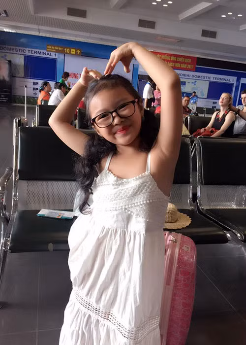 Bé Kitty phấn khích khi tiếp tục cùng bố - diễn viên Tiến Lộc quay chương trình “Bố ơi, mình đi đâu thế?”.