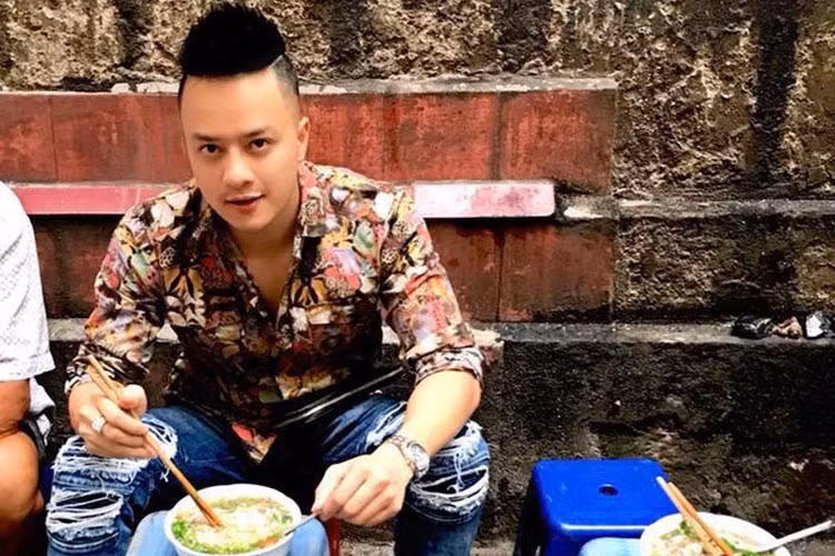 Cao Thái Sơn ngồi ăn trưa ở vỉa hè Hà Nội là một trong những tin tức sao Việt trong ngày 8/10.