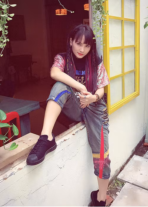 “Anh năm nay 27. Yêu màu hường, thích ăn thịt gà! Có em nào yêu anh không”, Bảo Thanh hài hước chia sẻ về mình.