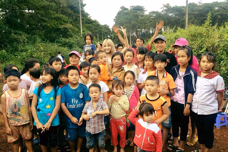 Sao Việt Lý Hải được rất đông người hâm mộ nhí vây quanh để chụp hình kỷ niệm.