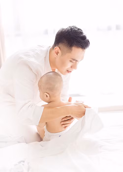Việt Anh “Người phán xử” khéo léo mặc đồ và chơi với cậu con trai tròn 7 tháng tuổi.