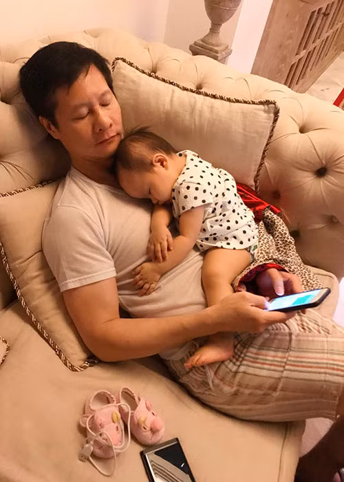 Phan Như Thảo bận rộn làm việc nên cảm thấy thương cho chồng một mình chăm sóc con gái.