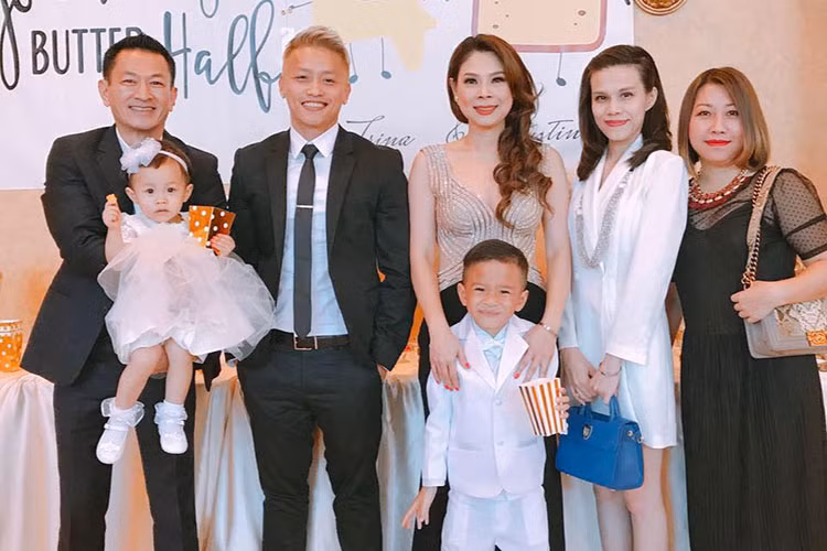 Thụy Anh - em gái Thanh Thảo đăng hình ảnh bên các thành viên trong gia đình.