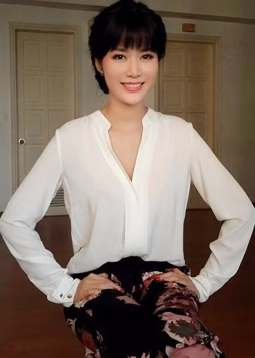 Thu Thủy thậm chí từng viết: “Hàng tuần, mình cũng sẽ trích dẫn một số câu từ những cuốn sách mà mình đã đọc để nói với các em. Các bạn bảo thế là triết lý rởm đời và ngộ chữ. Đời các bạn còn dài để chửi đổng. Đời mình vừa đủ dài vừa đủ ngắn để làm những việc liên quan đến triết học và chửi bậy”. Ảnh: Dân Việt