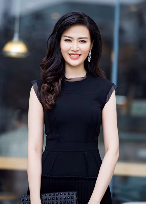 Loat on ao cua Hoa hau Thu Thuy truoc scandal "cuop chong"