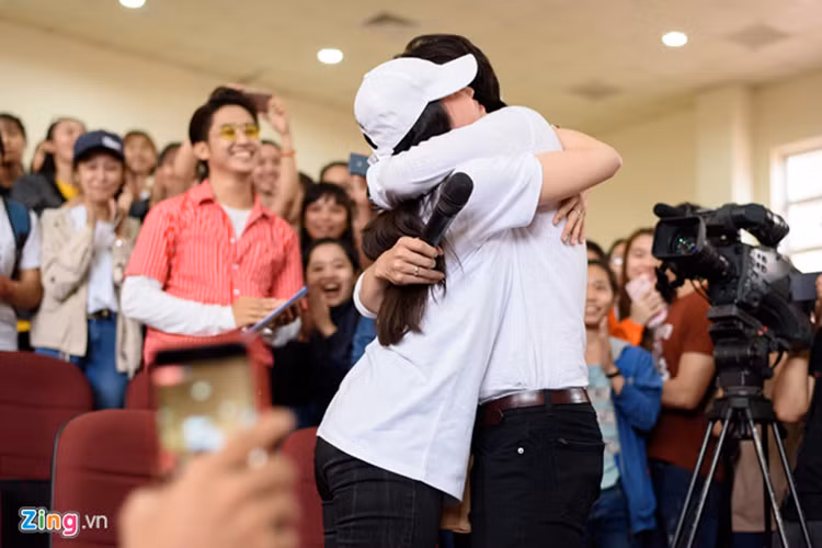 Hiền Sến bày tỏ, anh yêu Lý Phương Châu nên con của cô cũng sẽ là con của anh. Trước sự chân thành của Hiền Sến, Lý Phương Châu đã ôm chầm lấy anh thay cho lời đồng ý. Ảnh: Zing