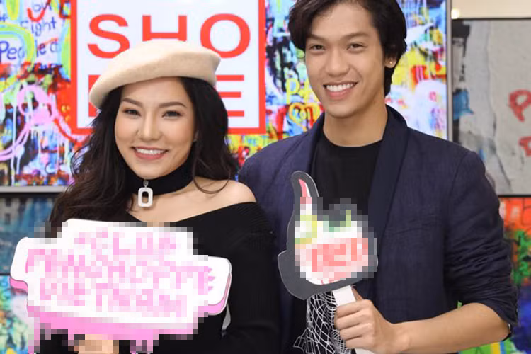 Được Hiền Sến hộ tống đến tham gia một sự kiện, Lý Phương Châu liên tục nở nụ cười hạnh phúc. Ảnh: Thế giới văn hóa