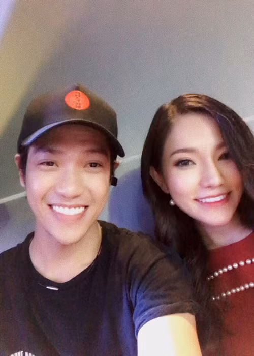 Cặp đôi không ngần ngại dành cho nhau những lời đầy ngọt ngào. Lý Phương Châu từng chia sẻ mỗi khi mệt mỏi cô chỉ muốn dựa vào vai của Hiền Sến. Ảnh: FBNV