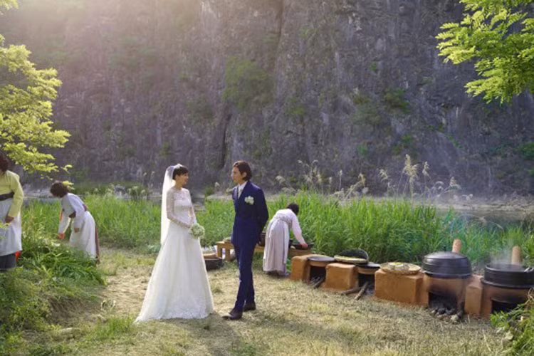 Won Bin và Lee Na Young chỉ mời có 50 người gồm gia đình và bạn bè thân thiết của cặp đôi. Khi đám cưới diễn ra, nhân viên an ninh được huy động để đảm bảo không một người lạ nào có thể lọt vào đám cưới. Ảnh: Dispatch