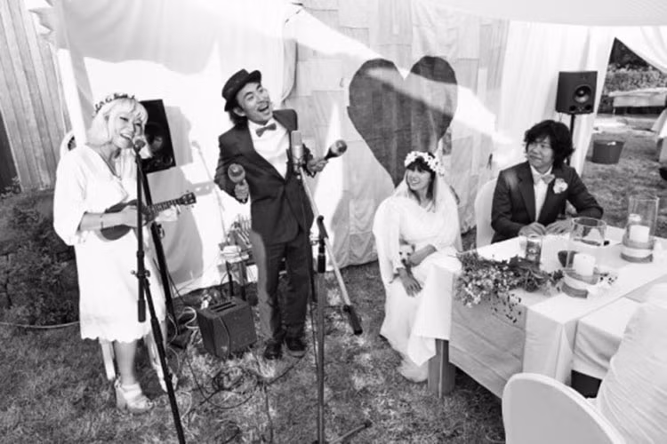 Không tổ chức rình rang, Lee Hyori và Lee Sang Soon đã bí mật tổ chức hôn lễ tại đảo Jeju vào năm 2013. Lúc đó, truyền thông và người hâm mộ rất bất ngờ và chỉ có duy nhất 1 bức ảnh về đám cưới bị rò rỉ trên mạng xã hội. Ảnh: Allkpop