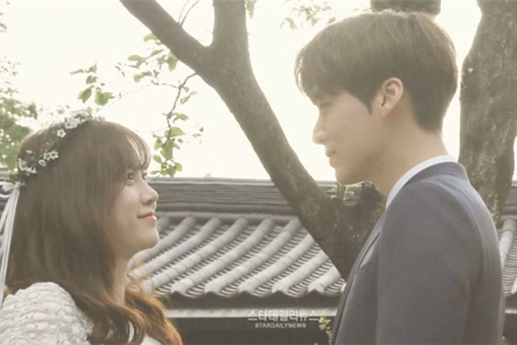 Tháng 5/2016, Ahn Jae Hyun và Goo Hye Sun tuyên bố kết hôn sau hơn 1 năm hẹn hò. Ngày 21/5/2016, người hâm mộ chờ đợi đám cưới của cặp đôi. Tuy nhiên, ngày hôm đó, cả hai lại tay trong tay đến bệnh viện làm từ thiện bằng số tiền mừng đám cưới. Ảnh: Stardaily