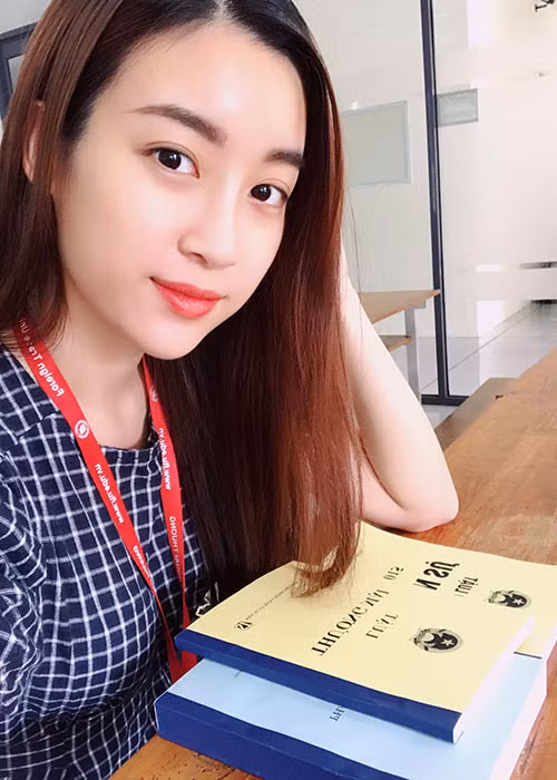 Đỗ Mỹ Linh bận rộn với công việc nhưng không quên việc học hành tại trường.
