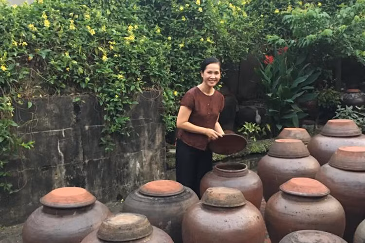 “Mẹ chồng” Lan Hương chia sẻ: “Về làng cổ Đường Lâm mà thấy nhớ làng xưa! Ngôi nhà đẹp cũng cần lắm cách ứng xử đẹp với khách du lịch”.