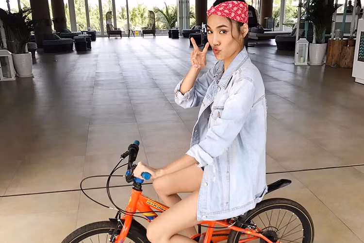 Lan Khuê nhí nhảnh ở đời thường. “Đạp xe về Sài Gòn thôi. Mình đang ở đảo bốn bề là biển mà thì đạp thế quái nào về Sài Gòn được hở”, cô chia sẻ.