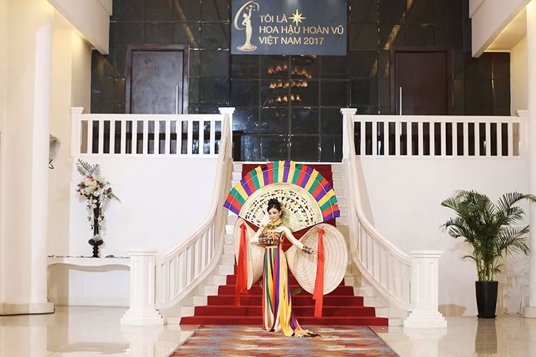 Có lợi thế về khả năng múa, Lê Thanh Tú trình diễn bộ trang phục Hồn Việt với nhiều sáng tạo khi trình diễn, cùng khả năng nói tiếng Anh lưu loát khiến ban cố vấn rất ấn tượng.