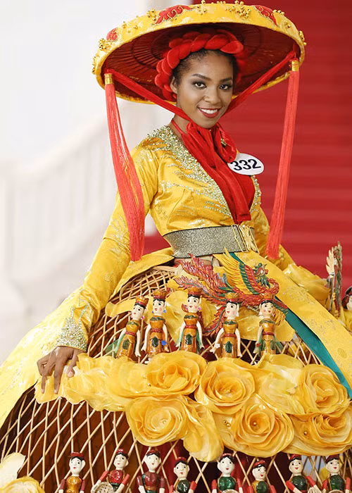 Huỳnh Thị Cẩm Tiên lại gặp khó khăn vì trang phục nặng nên có phần giới thiệu không được tốt như mong đợi.