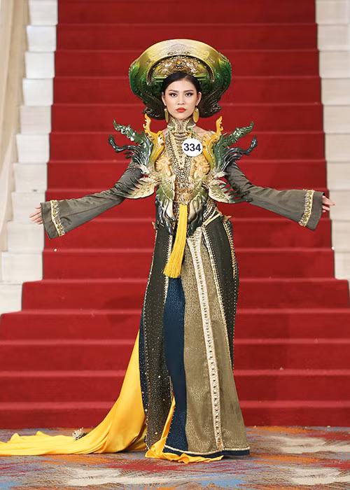 Bước vào thử thách, Chúng Huyền Thanh lại tỏ ra chưa tự tin. Cô được khuyên cần tiết chế ánh nhìn của mình.