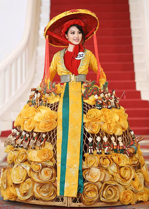 Lê Thị Ngọc Út gặp hạn chế về ngoại ngữ khi các thí sinh buộc phải giới thiệu bản thân bằng tiếng Anh.