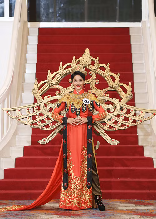 Lọt top 8 trong tập 2 “Tôi là Hoa hậu Hoàn vũ Việt Nam 2017”, H’hen Niê tự hào khi khoác lên người bộ trang phục dân tộc.