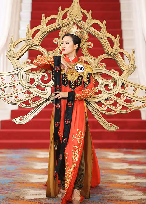 Người đẹp Nguyễn Phương Hoa được nhận xét cần thêm thời gian để thích ứng với trang phục dân tộc.