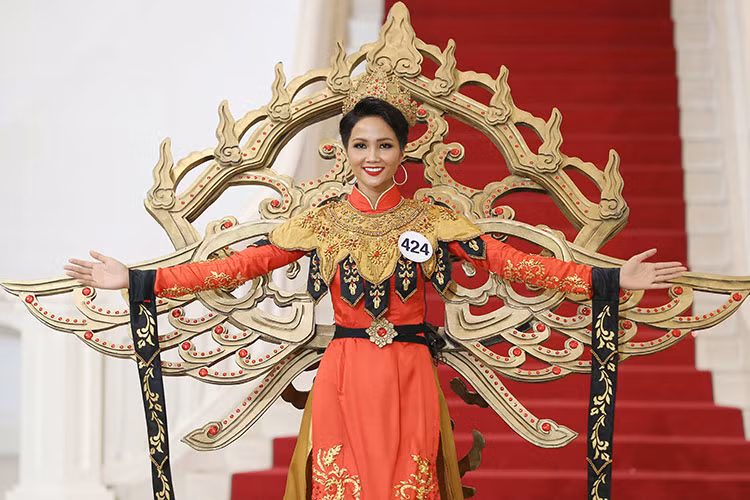 Cô tưởng tượng mình đang đứng trên sân khấu, có nhiều khán giả bên dưới và dõng dạc hô to: “H’hen Niê, 25, Vietnam”.