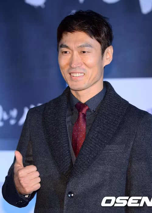 “Tôi đã có gia đình. Làm sao tôi không biết xấu hổ mà quấy rối một người trước mặt các nhân viên đoàn làm phim”, Jo Deok Jae nói. Ảnh: Naver