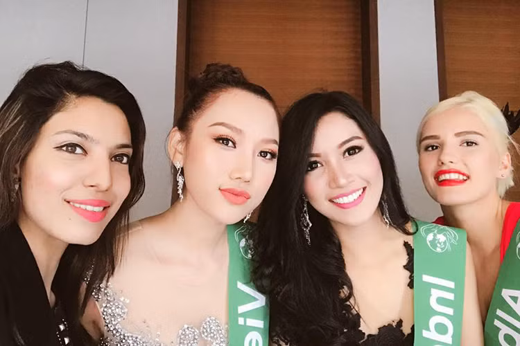 Hoàng Thu Thảo sở hữu gương mặt thuần Việt xinh đẹp. Cô cao 1m72, có số đo 3 vòng khá chuẩn: 87- 60 - 92.