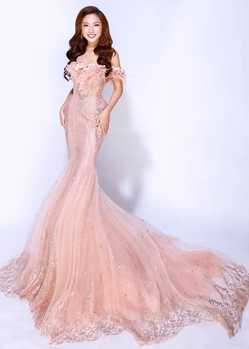 Sau cuộc thi Nữ hoàng Trang sức Việt Nam 2015, người đẹp gốc Hải Phòng theo đuổi sự nghiệp làm người mẫu.