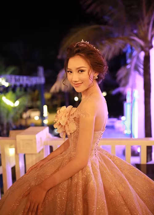 Năm 2016, chân dài sinh năm 1994 được cấp phép tham gia cuộc thi Miss Asian Pacific International 2016 (Hoa hậu châu Á Thái Bình Dương) tổ chức tại Philippines.