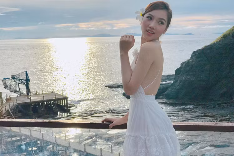 Đăng quang Nữ hoàng Sắc đẹp Toàn cầu 2017, Hoàng Thu Thảo hiện gây chú ý và nhận được nhiều lời khen về nhan sắc.