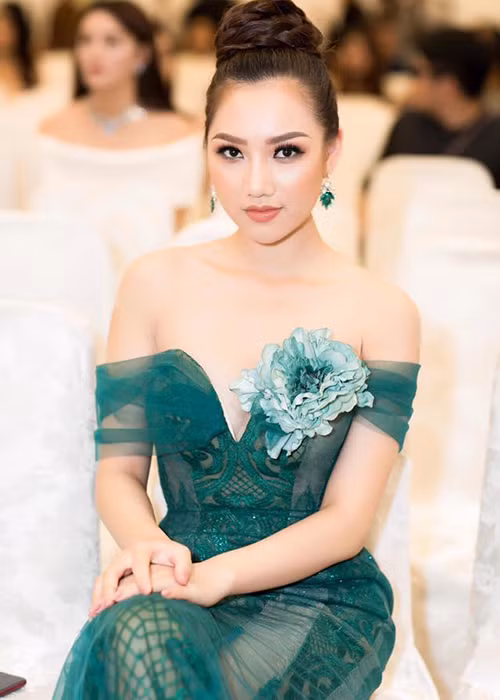 Năm 2015, Hoàng Thu Thảo từng tham gia cuộc thi Nữ hoàng Trang sức Việt Nam. Tại cuộc thi này, cô giành danh hiệu á hoàng 1.