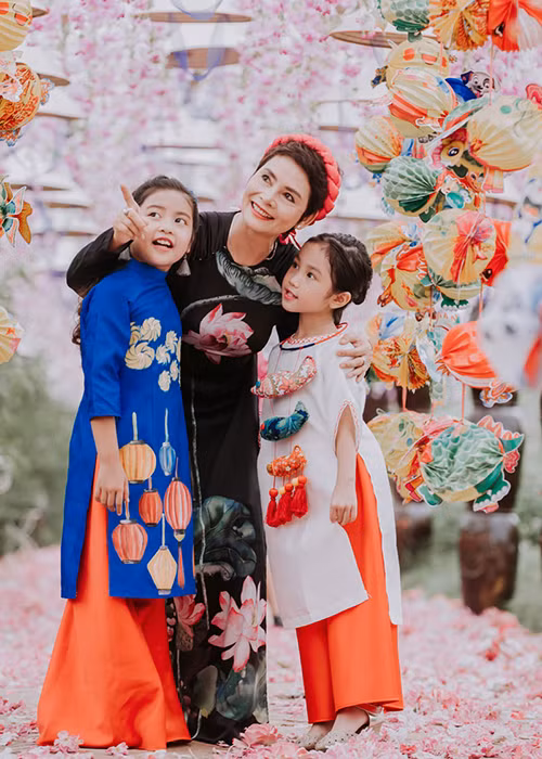 Nghệ sĩ Minh Châu rất yêu trẻ con. Bà yêu nét hồn nhiên, ngây ngô của con trẻ.