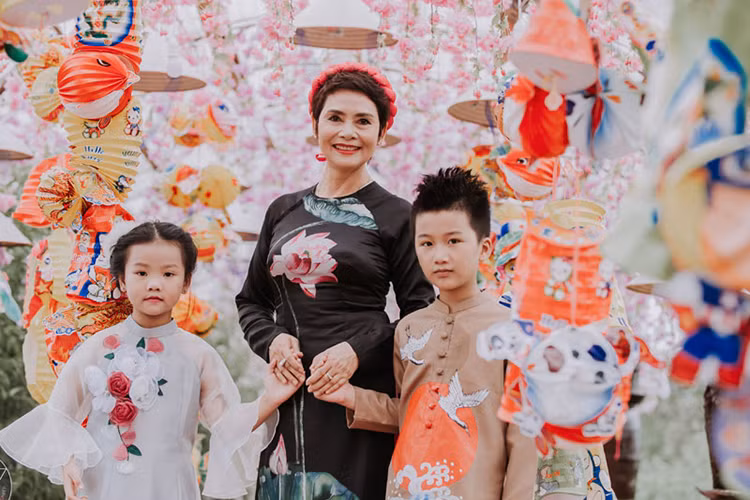 Bộ ảnh được NSND Minh Châu thực hiện như một món quà dành tặng cho con gái Kiều Linh ở phương xa.