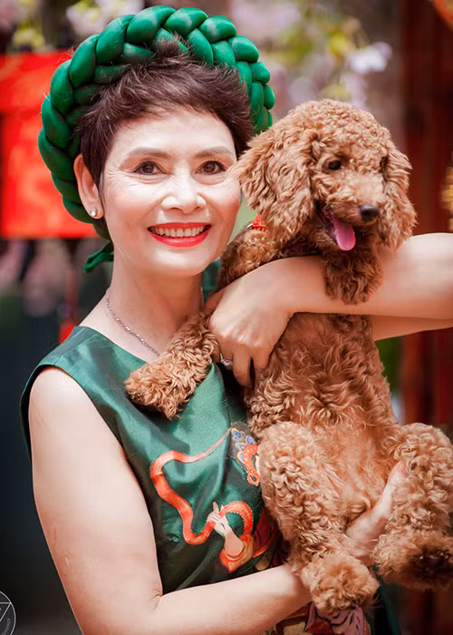 Nữ nghệ sĩ khiến nhiều người bất ngờ trước sự trẻ trung, sành điệu dù bước sang tuổi 60.