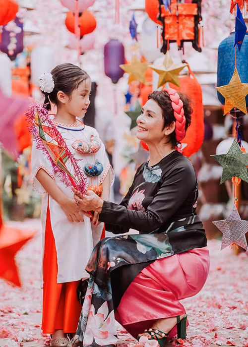 Sống một mình trong một căn hộ rộng nhưng "bà Thiện" của “Bánh đúc có xương” chẳng bao giờ biết khái niệm buồn chán.