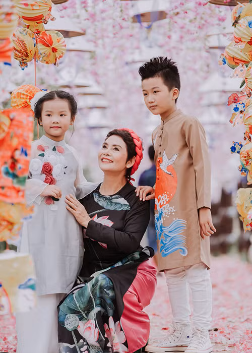 "Dù ở đâu xa xôi, chỉ cần thấy những hình ảnh thân thuộc về Trung thu với đèn ông sao, tiếng cười của con trẻ mỗi người đều thấy ùa về cả một mùa trăng rằm ấm áp tình thân", nữ nghệ sĩ chia sẻ.