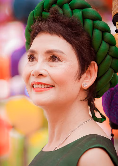 NSND Minh Châu thích phong cách trẻ trung. Bà thường chỉ mặc áo dài vào những dịp quan trọng hoặc mang tính chất bắt buộc.