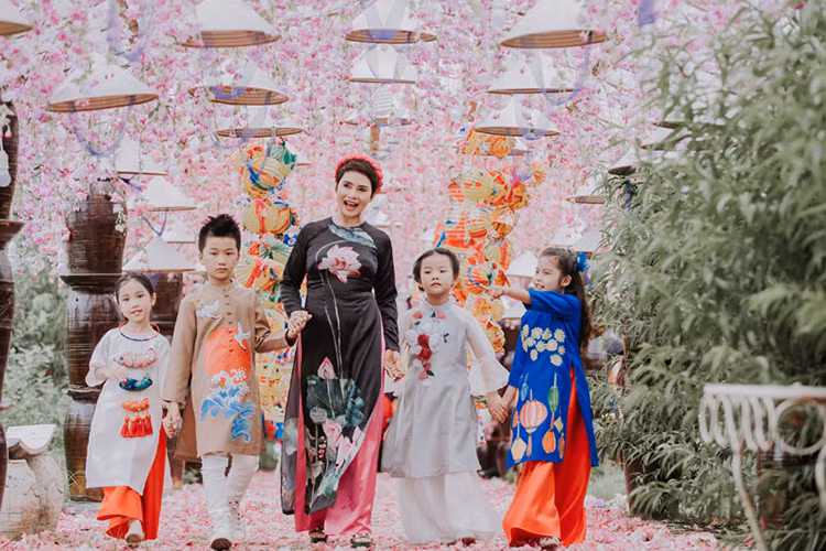 Xuống phố đón Trung thu, nữ nghệ sĩ cùng các cháu: Gia Hưng, Linh Chi, Gia Hân và Hà Anh mặc áo dài truyền thống.