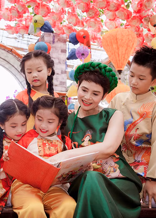 "Tôi không bao giờ cô đơn vì còn quá nhiều điều thú vị để làm và rất nhiều tình yêu từ bè bạn, con gái dành cho tôi mỗi ngày", bà chia sẻ.