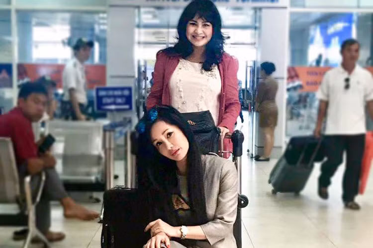 2 diva làng nhạc Việt: Thanh Lam và Hồng Nhung hội ngộ tại sân bay.