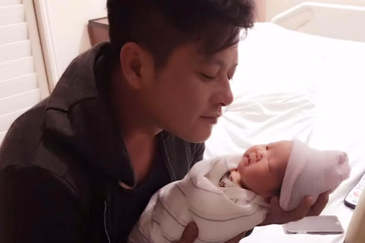 Hoàng Anh “Kí túc xá” hạnh phúc bên cô con gái đầu lòng.