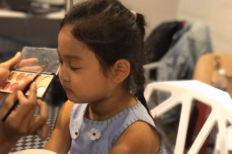 Hoa hậu Hương Giang cảm thấy háo hức và xúc động khi cô con gái đầu lòng được trang điểm và lần đầu tiên trình diễn thời trang.