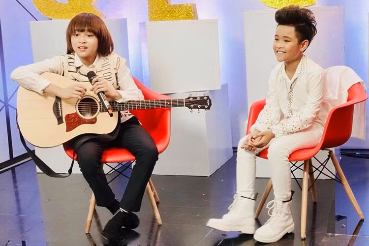 2 quán quân nhí: Thiên Khôi và Trịnh Nhật Minh vui vẻ quay chung một chương trình.