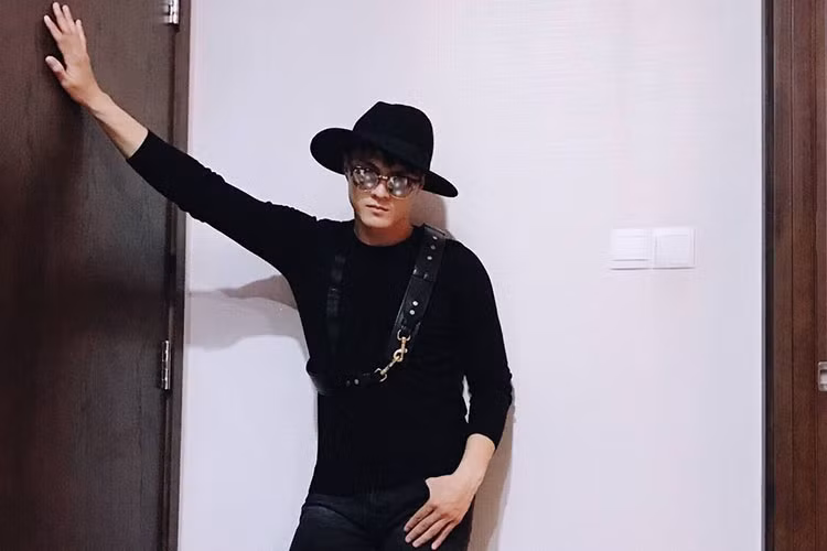 Lâm Vinh Hải chia sẻ: “Là đàn ông thì nên học cách nhường nhịn người phụ nữ của mình các bạn nhé, mỗi lúc cô ấy giận hờn hay nhõng nhẽo đuổi cánh mày râu chúng mình đi thì là lúc cô ấy cần chúng ta nhất và yêu cô ấy rồi thì đúng sai không còn quan trọng nữa, quan trọng là cả 2 có cùng nhau tiếp tục cố gắng hay không mà thôi”.