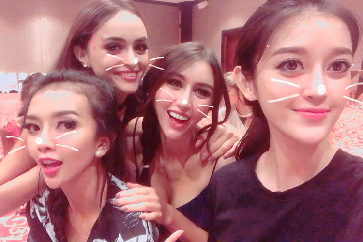 Nhiều thí sinh tại cuộc thi Hoa hậu Hòa bình Thế giới 2017 khen ngợi Huyền My là cô gái xinh đẹp, thân thiện. Ảnh: FBNV