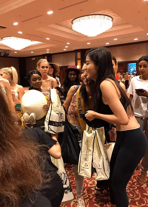 Nhân ngày Phụ nữ Việt Nam 20/10 vừa qua, Huyền My đã tặng các thí sinh những món quà nhỏ. Ảnh: FBNV